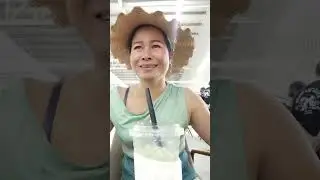 สั่งเครื่องดื่มชาเขียวนมสดกินกับพ่อใหญ่ก่อนกลับบ้าน