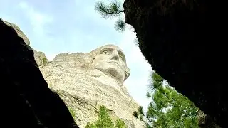 В фильме показано строительство монумента на горе Рашмор.