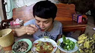 ส้มตำปูดอง สูตรลูกอีสาน กินกับแมงทับสดๆต้มเนื้อเปื่อยยายตึ่ง