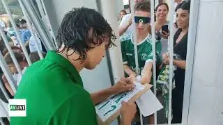 Palumbo firma autografi ai sostenitori dell'Avellino 