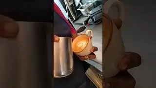 Tulip 🌷 Latte Art.| art by nazira| 🫰|viral | #youtube #ytshorts #youtuber #coffeeart