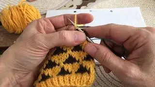 Como tejer con dos colores en circular llevando un hilo en cada mano