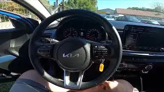 Kia Rio IV (2017&ndash;heute) &ndash; R&uuml;ckfahrkamera-Anzeige nach R&uuml;ckw&auml;rtsfahrt aktivieren oder deaktivieren