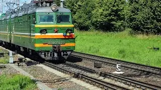 Электровоз ВЛ80С-627 с грузовым составом прибывает на станцию Орша-Центральная