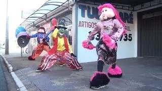 E o passeio continua animado. Fofão, Homem-Aranha, Fofona, Maskara.