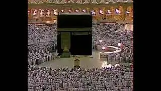  1991 میں مسجد الحرام میں عشاء کی نماز — سرخ زم زم کے ڈسپنسر، نارنجی روشن ز۔ کیا خوبصورت زمانہ تھا!*
