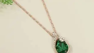 Green Stone Pendant Neckpiece
