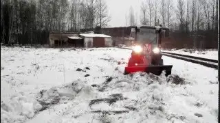 Погрузчик QTRAK 1550 с отвалом для снега