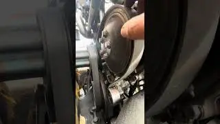 Cómo cambiar bomba de agua/ freightliner cascadia/ DD13/DD15/DD16 how to change water pump.