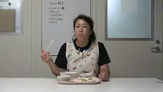 ともべ幼稚園　今日の給食「照り焼きチキン」を食べる