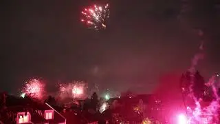Feuerwerk an Silvester 01.01.2026 in Kerpen-Horrem Blick auf die Kirche Christus K&ouml;nig am Marktplatz