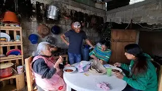 Una salsita  de visteces y frijoles asi la pasamos  en  La comida con jefecita 