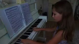 Maria (8 Jahre alt) am Klavier: Kleine zweistimmige Fuga c-moll (Bach)