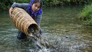Meeting a Giant School of Fish &ndash; A Single Mom and Her Children Catch Fish Together on Rainy Days
