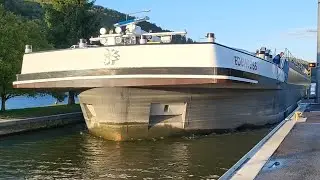 Tankschiff Edelweiss fährt in die Schleuse Steinbach ein