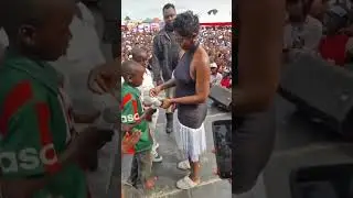Tiwa Savage spotted three kids squashed in the crowd stage and gifted each of them $1k🫶🏽