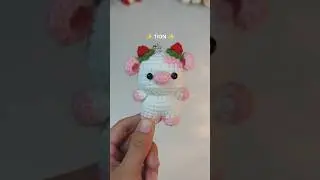 Подаем порцию СОВЕРШЕНСТВА✨ с этим брелком в виде клубничной коровы!🍓#схемывязаниякрючком #вязани...