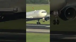 767 BEAUTIFUL TOUCHDOWN LANDING #shorts