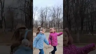 Эльза вместе с сестрой в школе