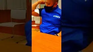 上腕二頭筋を膨らませて腕章を引き裂く！