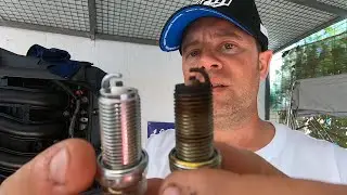 sustitución de las bujias de un motor fueraborda de la marca yamaha