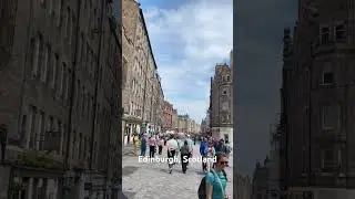EDINBURGH STREET VIOLINIST PLAYS WAR MUSIC! 🎻 Scottish Fiddle Fury in Royal Mile &bull; 4K Walking Tour