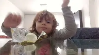 Será que ela vai esperar? Resistir a um bombom não é fácil .