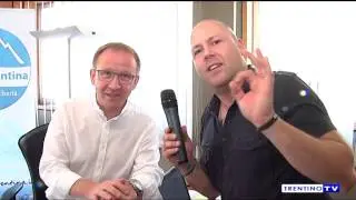Mario Cagol consegna a Claudio Cia il premio per la Tonca 2015 - speciale Trentino TV