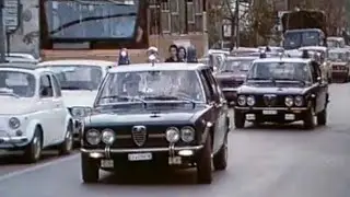 l'Alfa Romeo Alfetta dei Carabinieri...