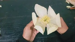 Flowers can be made with corn husks in such a simple way