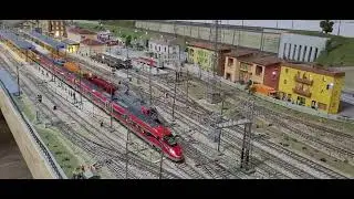 FRECCIAROSSA 1000 ACME e merci con locomotiva MERCITALIA PiKo.