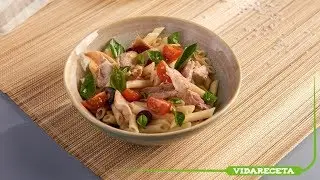 Ensalada de pasta con conejo confitado, cherrys y aceitunas negras