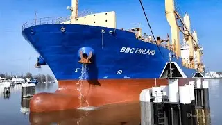 Schleusung Frachtschiff BBC FINLAND V2HK7 geared cargo seaship into Emden Sealock
