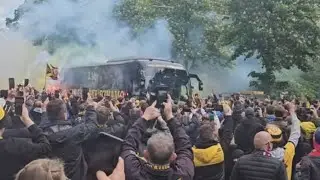 Pyro der Dynamo Dresden Ultras begr&uuml;&szlig;t die Spieler im Rudolf-Harbig-Stadion gegen Unterhaching