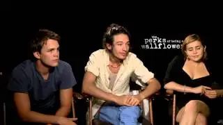 Johnny Simmons, Ezra Miller & Mae Whitman TPoBaW Interview [HD]