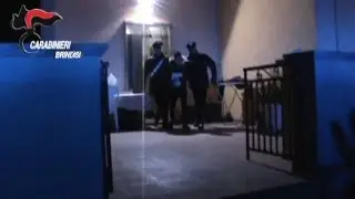 Nascondevano droga addosso ai figli minori: 14 arresti a Brindisi