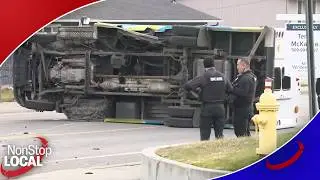 Автобус компании STA Paratransit перевернулся на бок после аварии в долине.