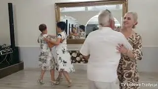 POTAŃCÓWKĘ LUDOWĄ CZAS ZACZĄĆ kapela skocznym rytmicznym utworem zachęca gości do tańca 