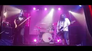 Rakitiko tocando en el Bar El T&iacute;o Bizarro de Burzaco Grunge City su sonido black-punk rock-oscuro.🦇🐐