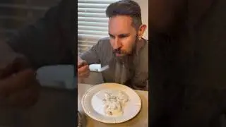 Aussie tries &ldquo;biscuits and gravy&rdquo; for the first time. 🇦🇺🇺🇸😎
