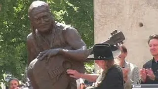 Willie Nelson statue unveiled on 4/20