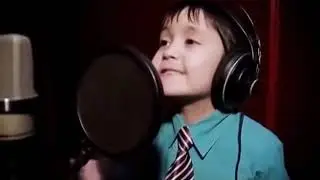 Questo giovanissimo bambino sar&agrave; la nuova pop star del futuro! Fenomenale!