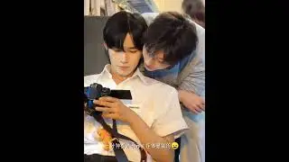 Con kiến muốn b&ograve; qua phải năn nỉ 2 người tạm xa nhau ch&uacute;t để n&oacute; b&ograve; qua đ&oacute; Ho&agrave;ng Tinh Kh&acirc;u Đỉnh Kiệt