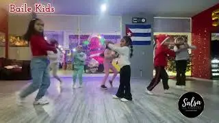 #bailando con #niños 👦🏻 y #niñas 👧🏻 en las #clasesdebaileparaniños #bailekids en #salsaalgusto ✨🕺💃✨