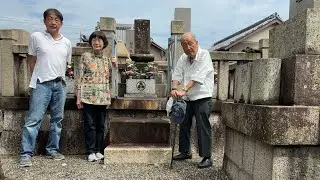 春日部家墓参り仏花を供える