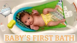 NEWBORN BABY'S FIRST BATH AT HOME!