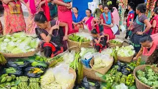 গুইমারা বাজারে প্রতিদিন বিকেলে বিক্রি হয় পাহাড়ি নাম জানাঅজানা নানার পাহাড়ি পন্য সামগ্রিই 