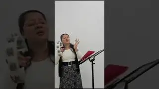 Hermana Walquiria Tocando                           Pandero  Entona Alabanza .