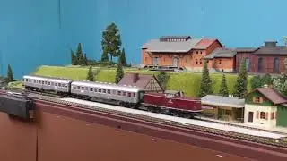 Fleischmann Nostalgie Modellbahn V100 mit Bn-Wagen auf der M116