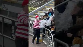Helping guests 🤣👏 Tom mime Seaworld #seaworldmime #funny #mime #comedy #shorts